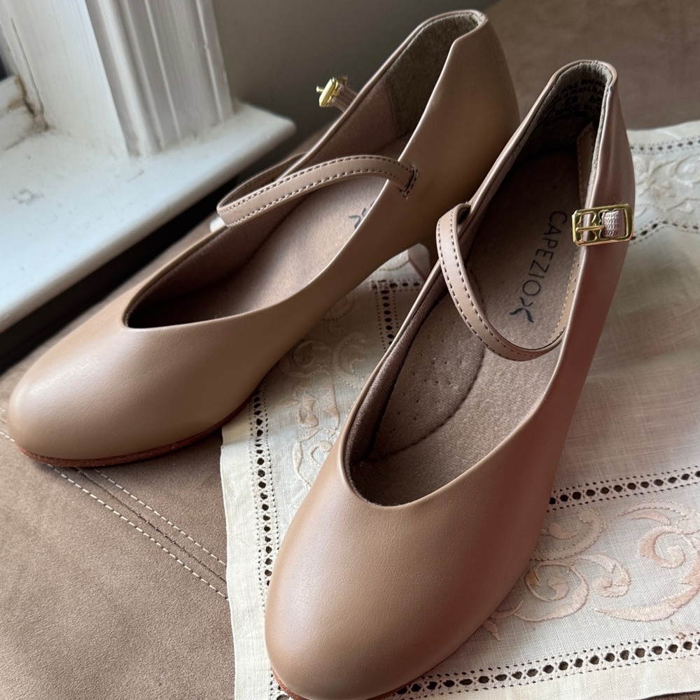 Capezio Women's Tan Mary Jane heels